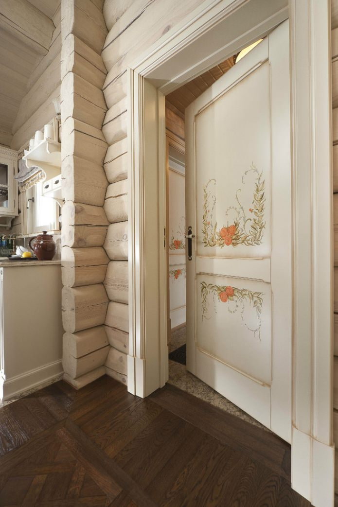 Puertas pintadas en el interior de estilo provenzal