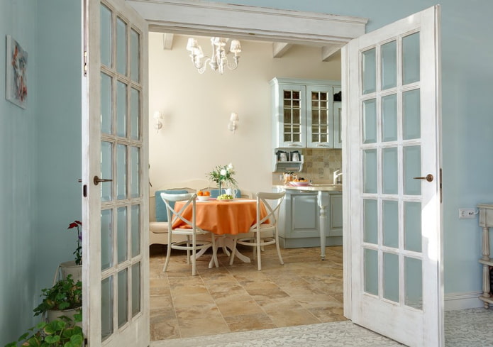 Puertas en el interior de la cocina al estilo provenzal.