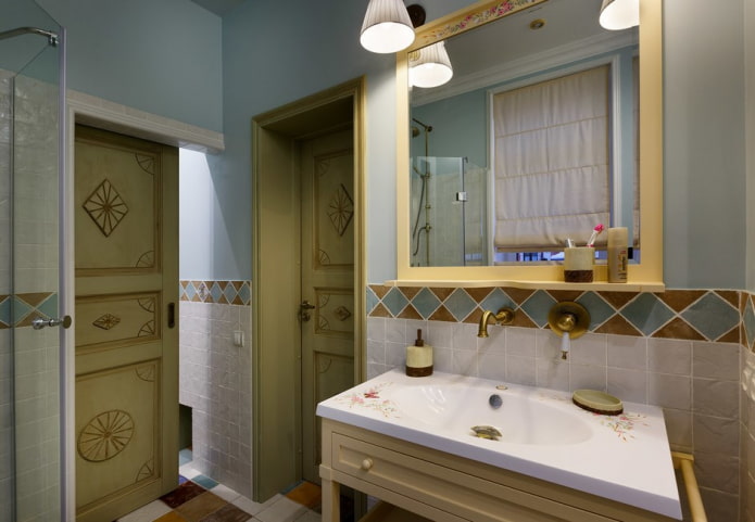 Puertas en el interior del baño al estilo provenzal.