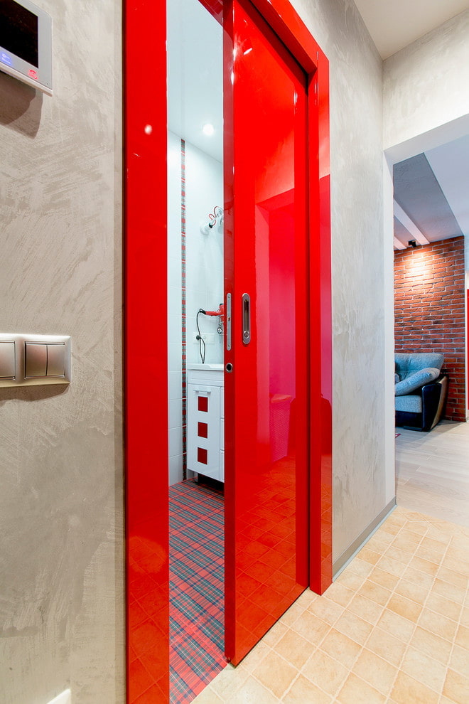 puertas rojas en el interior en estilo loft