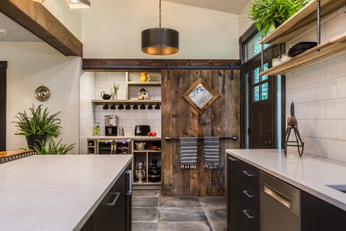 puerta hecha de tablas en una cocina estilo loft