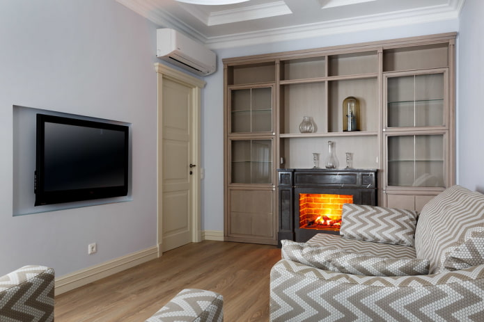 Chimenea y TV en el interior de una pequeña sala de estar.