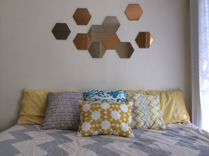 salamin sa anyo ng mga hexagons sa interior