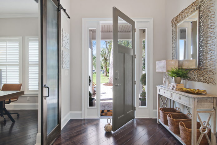 puerta gris con piso de sombra de wengué en el interior