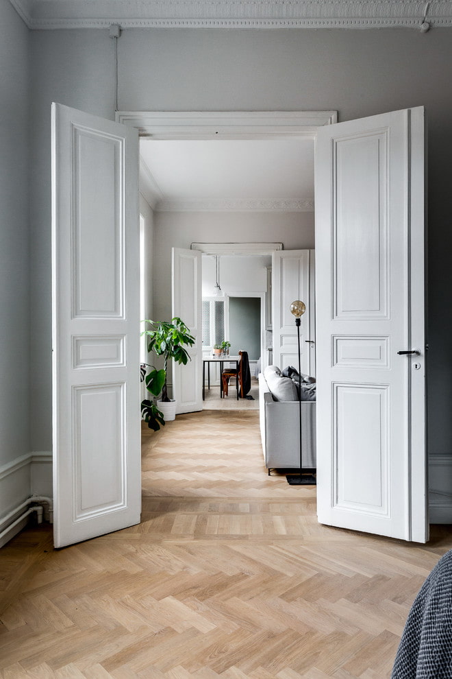 Puertas de madera blanca en el interior.