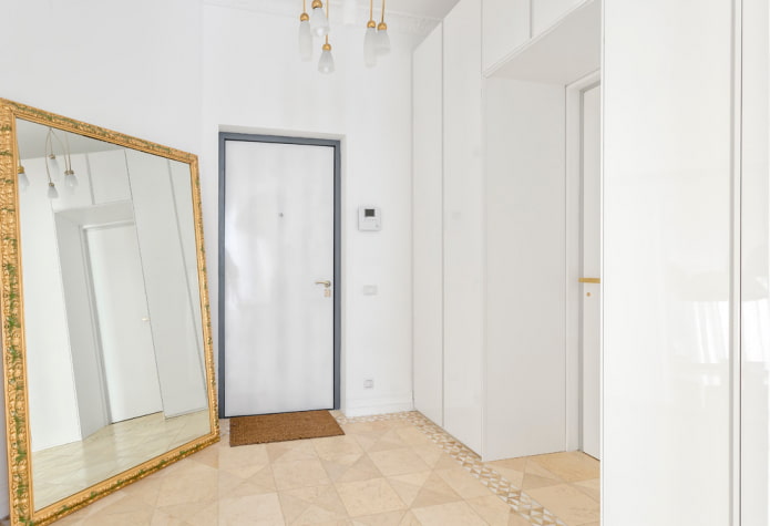 puertas blancas con piso beige en el interior