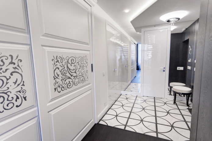 puertas en blanco con un estampado en el interior