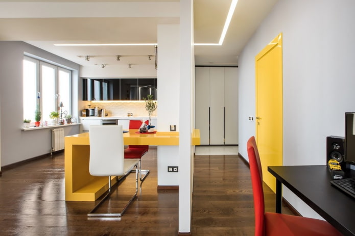 combinación de color de la puerta con piso y muebles en el interior