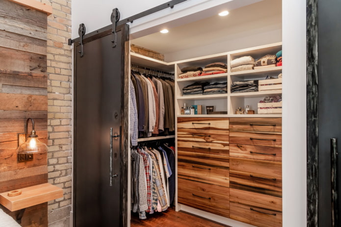 vestidor con puertas de granero en el interior