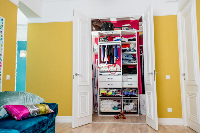 dressing room na may hinged door sa interior