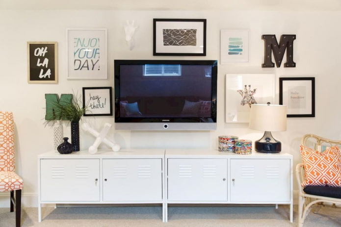 TV de pared con imágenes en el interior.