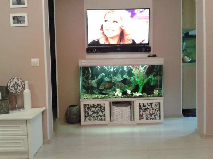 TV de pared con un acuario en el interior.