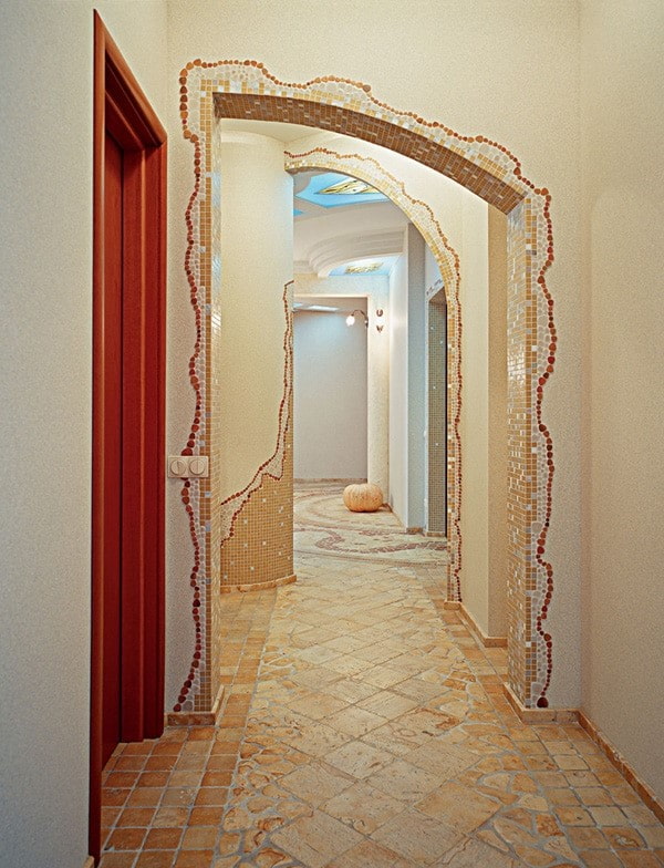 arco con mosaicos en el interior del pasillo