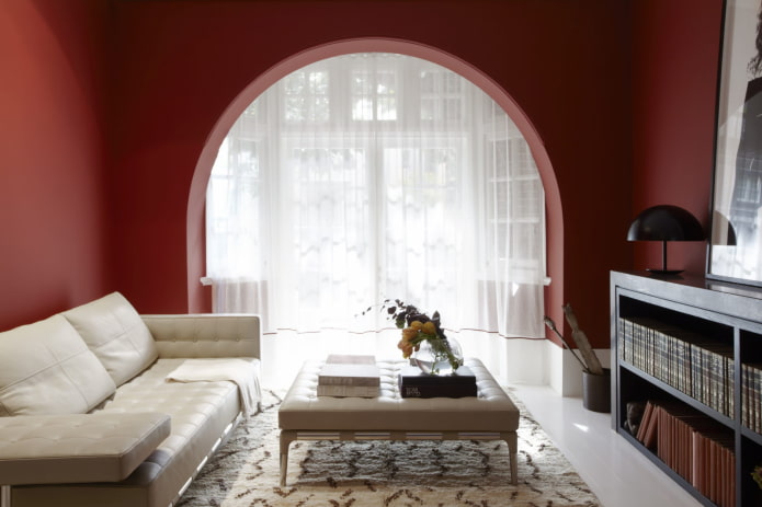 arco de ventana en el interior de la sala de estar