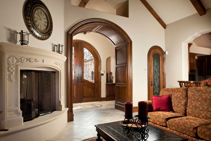 arco con molduras de madera en el interior de la sala de estar