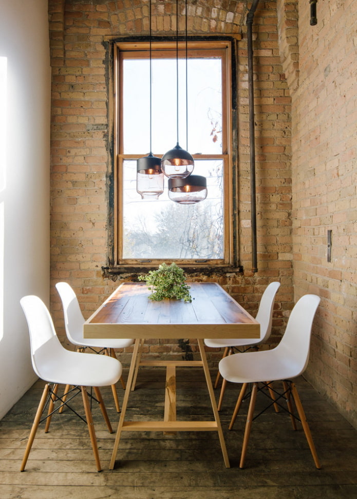 mesa de comedor en un interior estilo loft