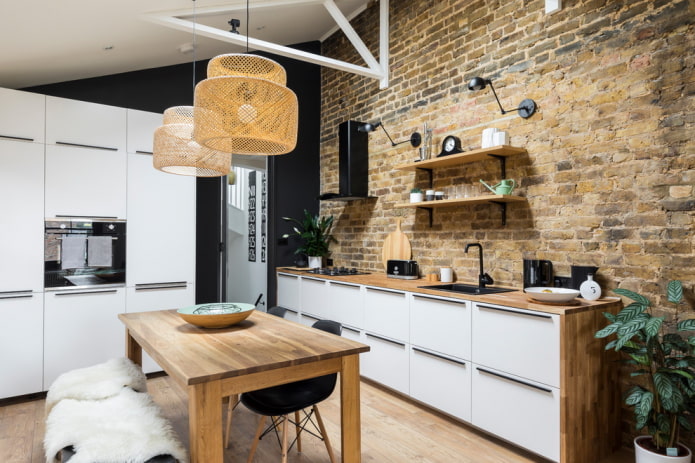 Mesa en el interior de la cocina en estilo loft.