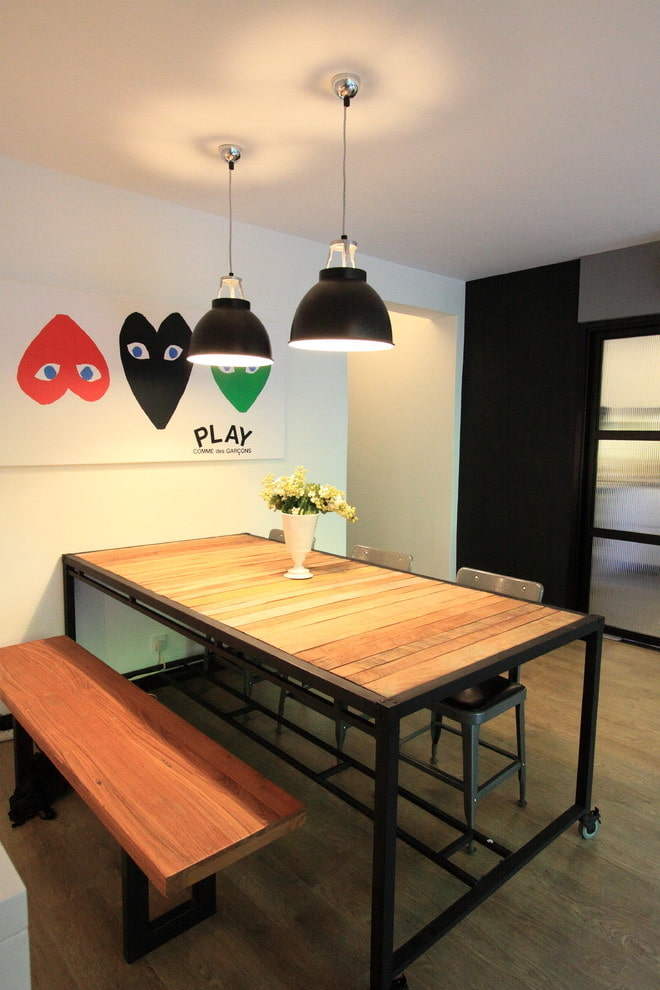 mesa de comedor en un interior estilo loft