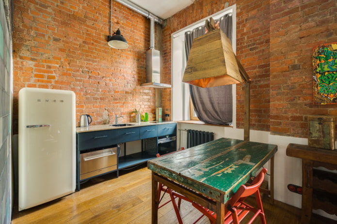 mesa de comedor en un interior estilo loft