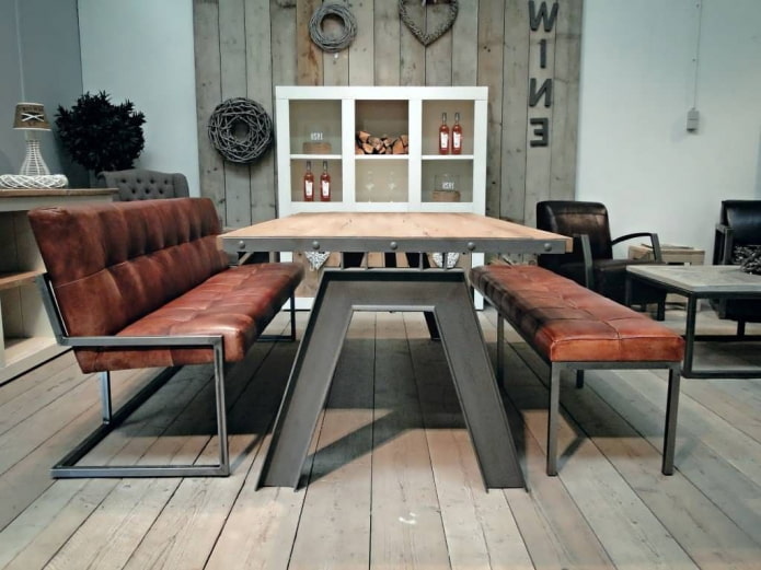 mesa con patas de hierro en un interior estilo loft