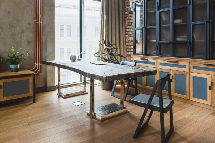 Mesa en el interior en estilo loft.