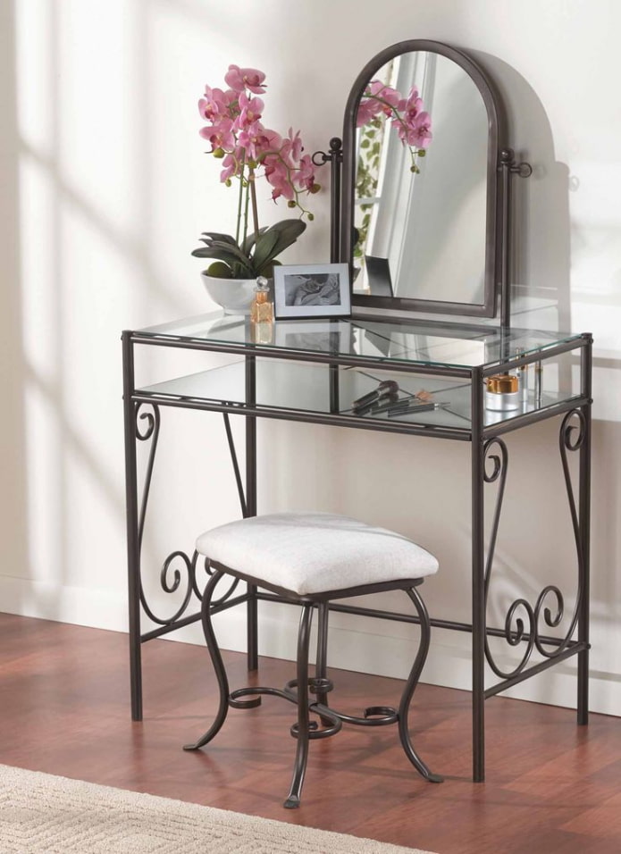 ginawang iron dressing table sa interior