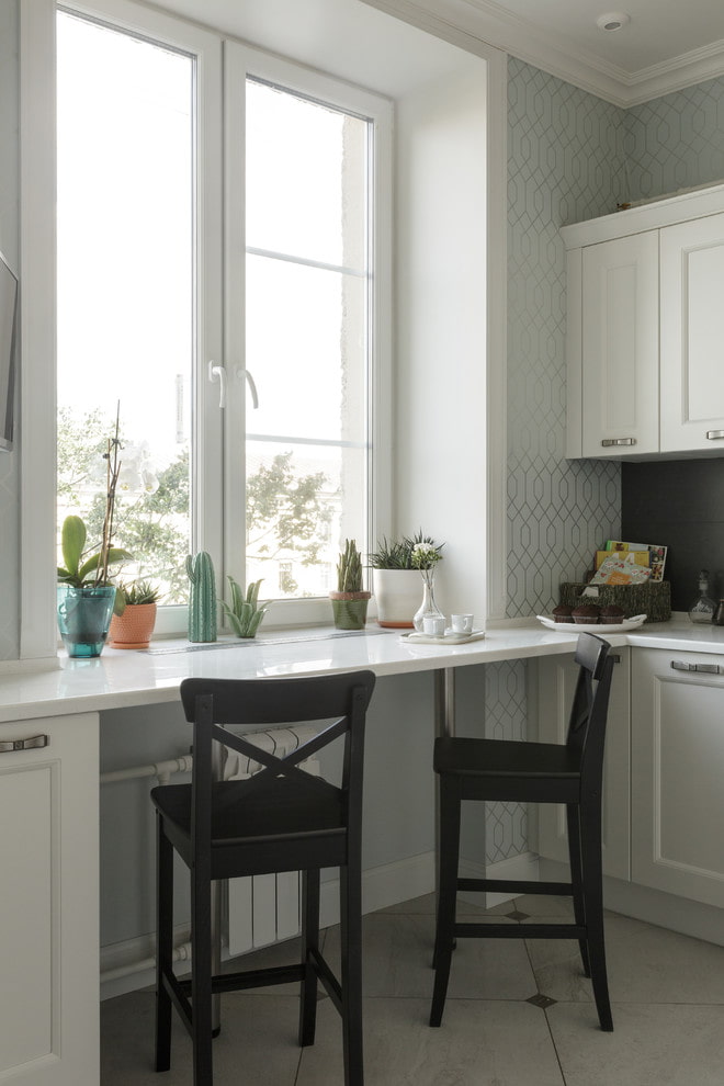 El alféizar de la ventana se convierte en una mesa en la cocina.