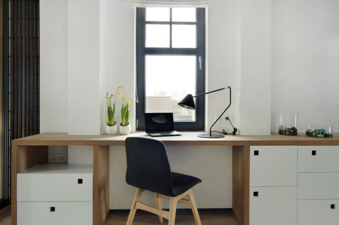 El alféizar de la ventana se convierte en una mesa de computadora en el interior.