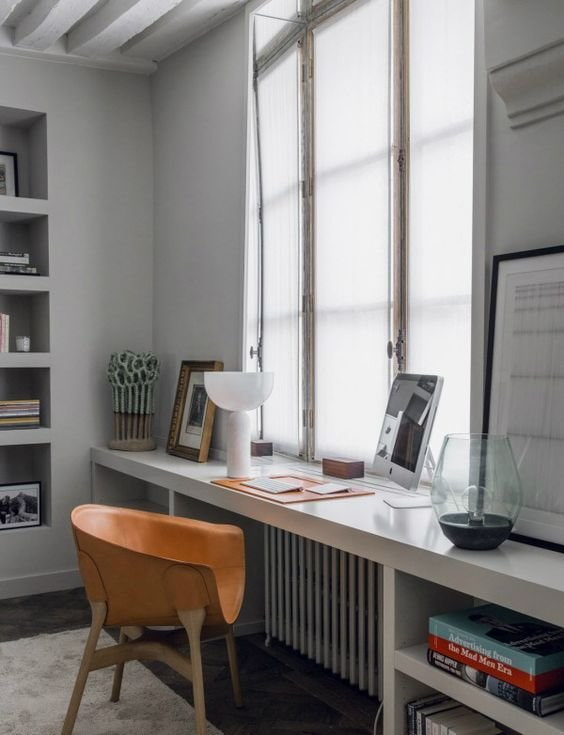 El alféizar de la ventana se convierte en una mesa en la oficina.