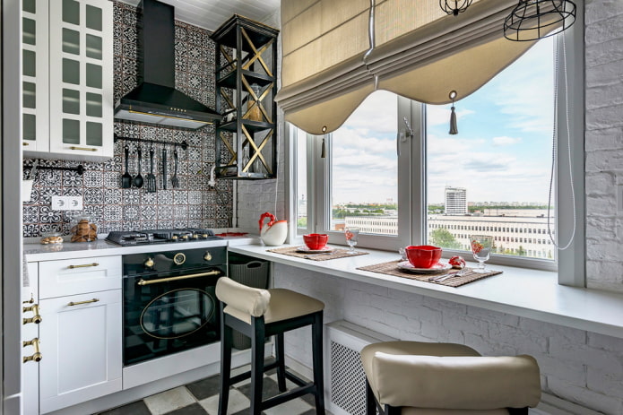 El alféizar de la ventana se convierte en una mesa en la cocina.