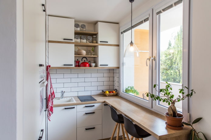 El alféizar de la ventana se convierte en una mesa en la cocina.