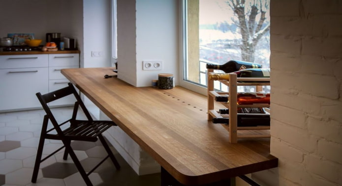 el alféizar de la ventana se convierte en una mesa ancha en el interior