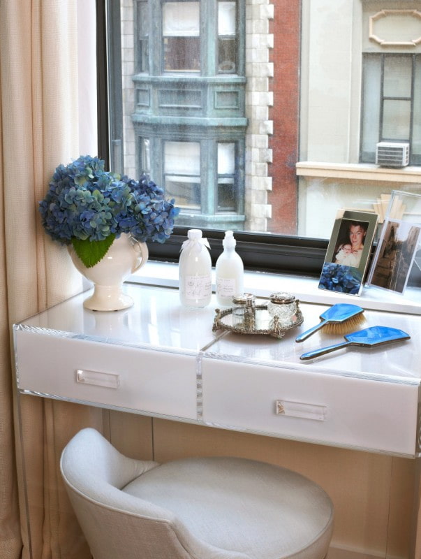 window sill na nagiging isang dressing table sa interior