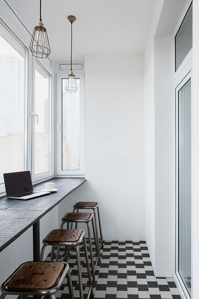 El alféizar de la ventana se convierte en una mesa en el interior.