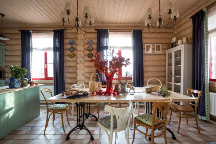 mesa de madera en el interior de estilo rústico