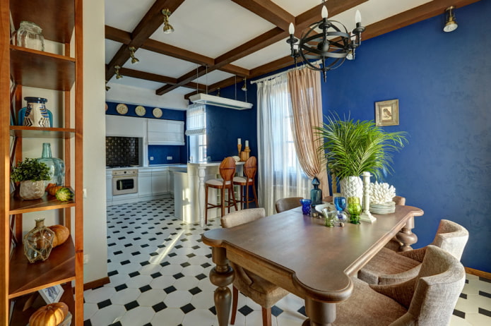 mesa de madera en el interior de la cocina-comedor