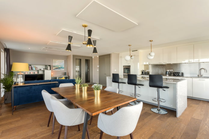 mesa de madera en un interior de estilo moderno