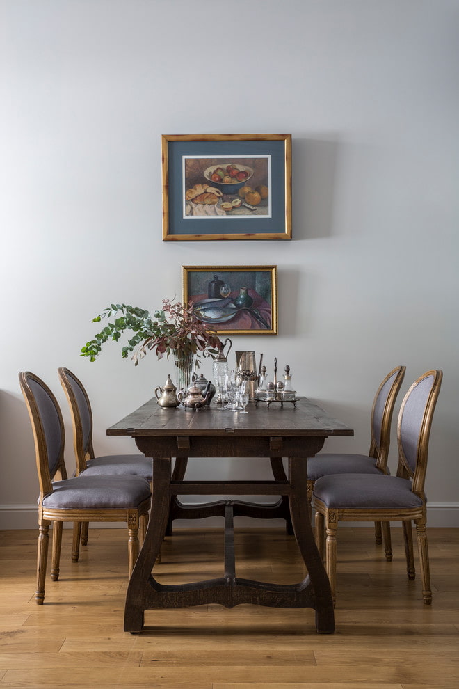 mesa de madera de wengué en el interior