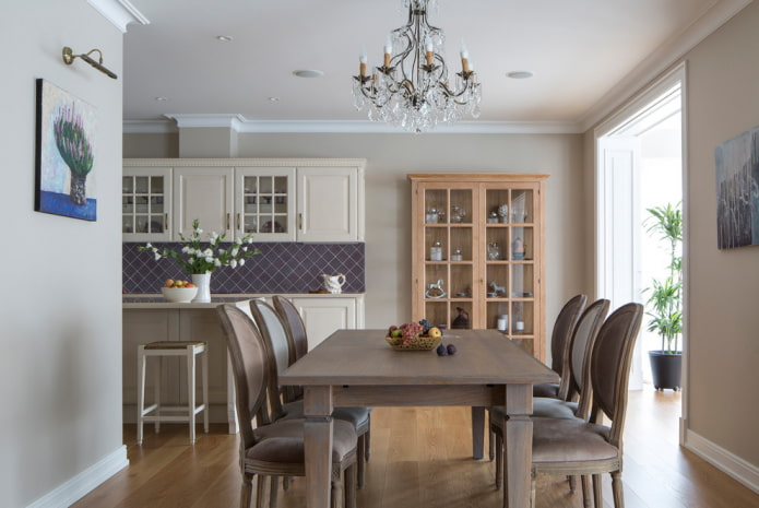 mesa de comedor de madera en el interior