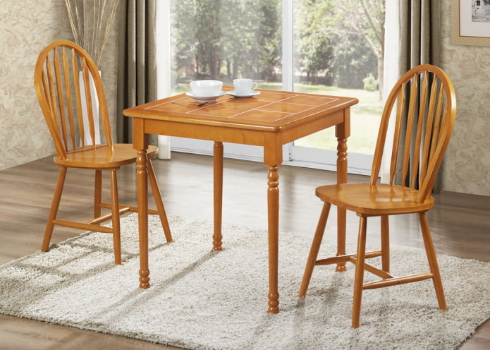 mesa de madera con azulejos en el interior