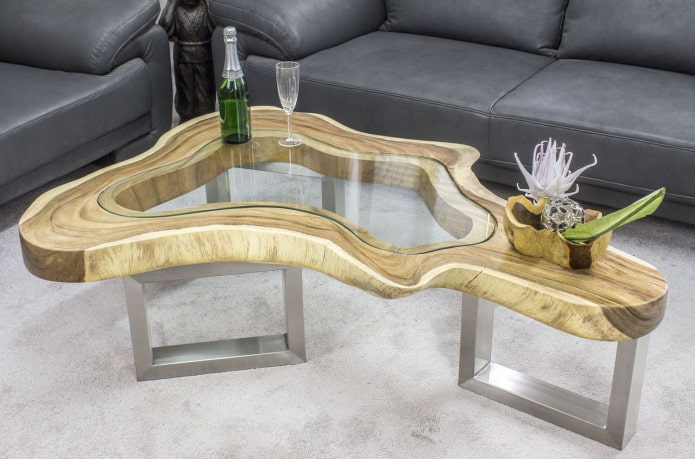 mesa de madera con inserciones de vidrio en el interior