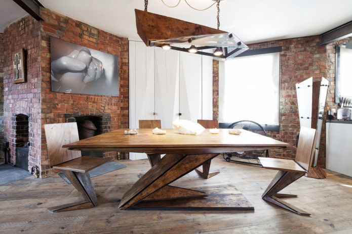 mesa de madera en un interior estilo loft