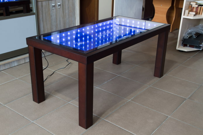 mesa de madera con iluminación en el interior