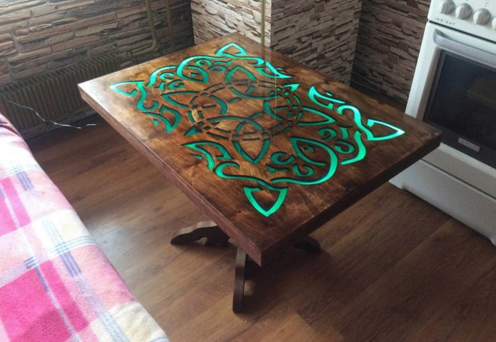 mesa de madera con iluminación en el interior