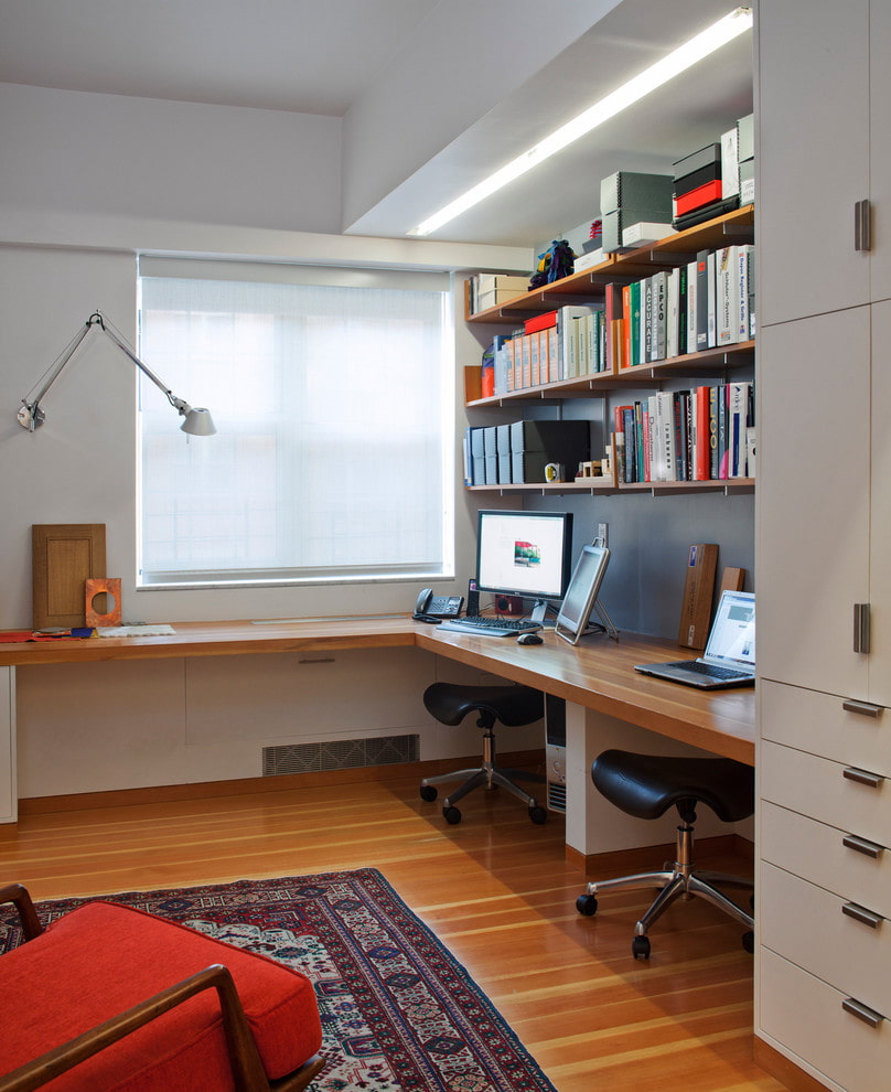 tablero de mesa de madera con dos áreas de trabajo