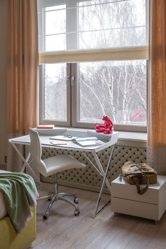 mesa para escribir cerca de la ventana en el interior