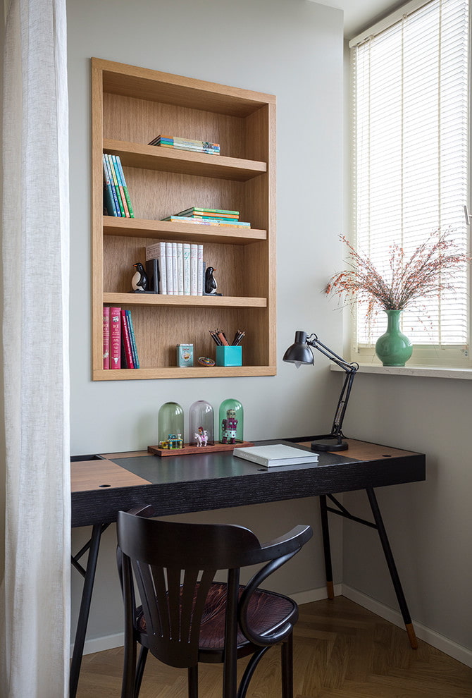 desk para sa pagsusulat na may mga istante sa interior