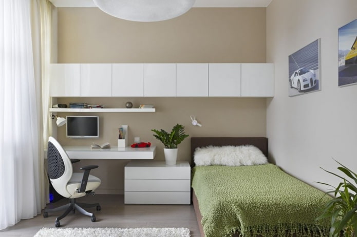 mesa de computadora en la habitación de los niños