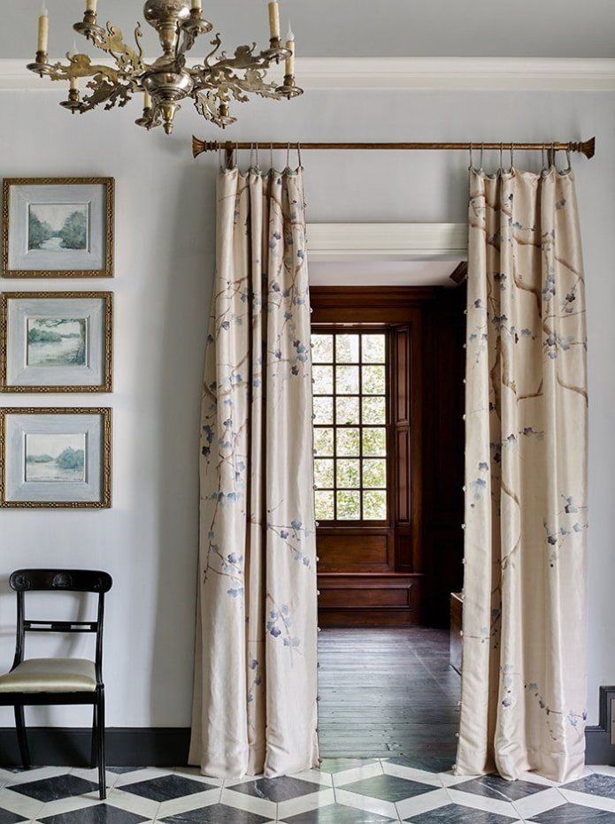 cortinas en la puerta en el interior