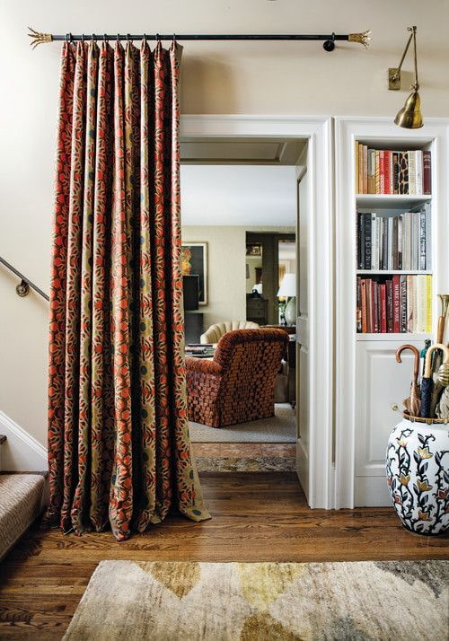 cortinas en la puerta en el interior